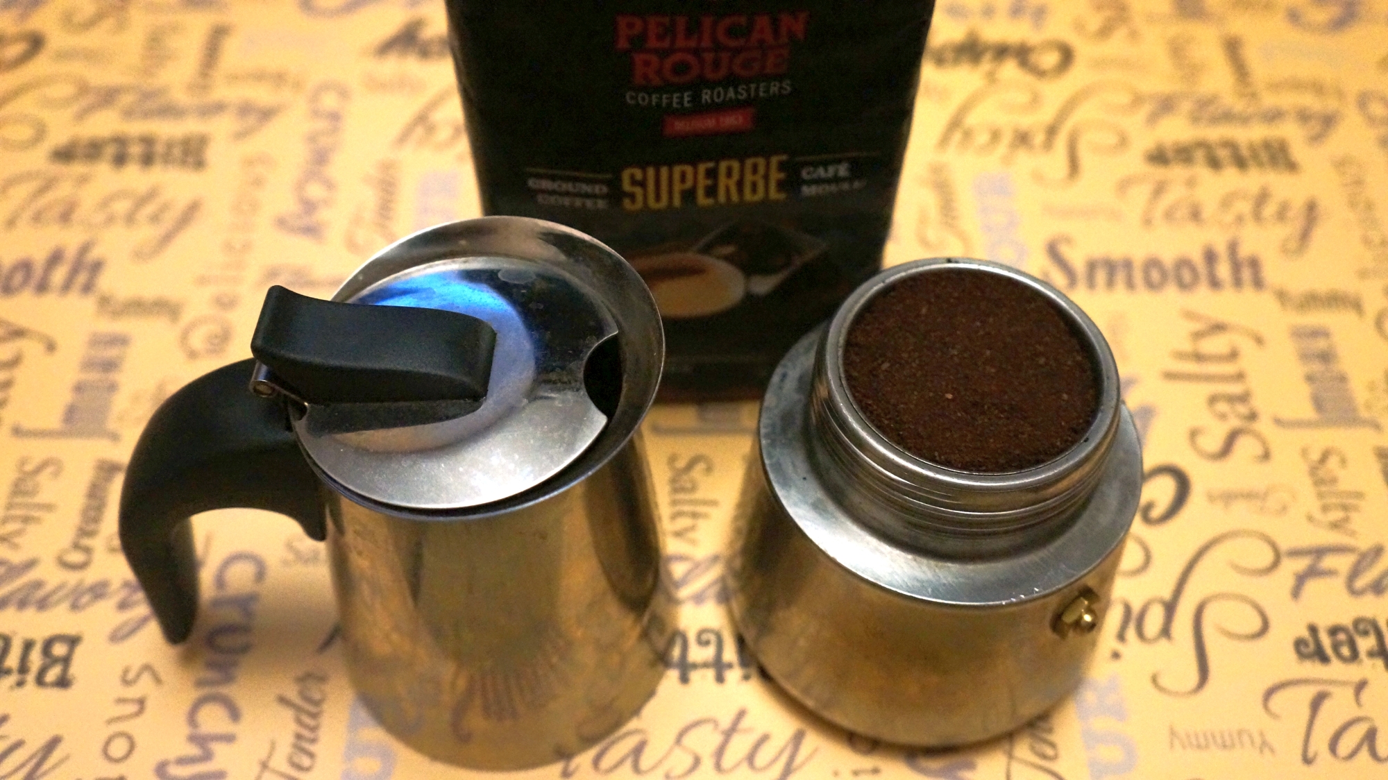 Кофе молотый Pelican Rouge Superbe в гейзерной кофеварке