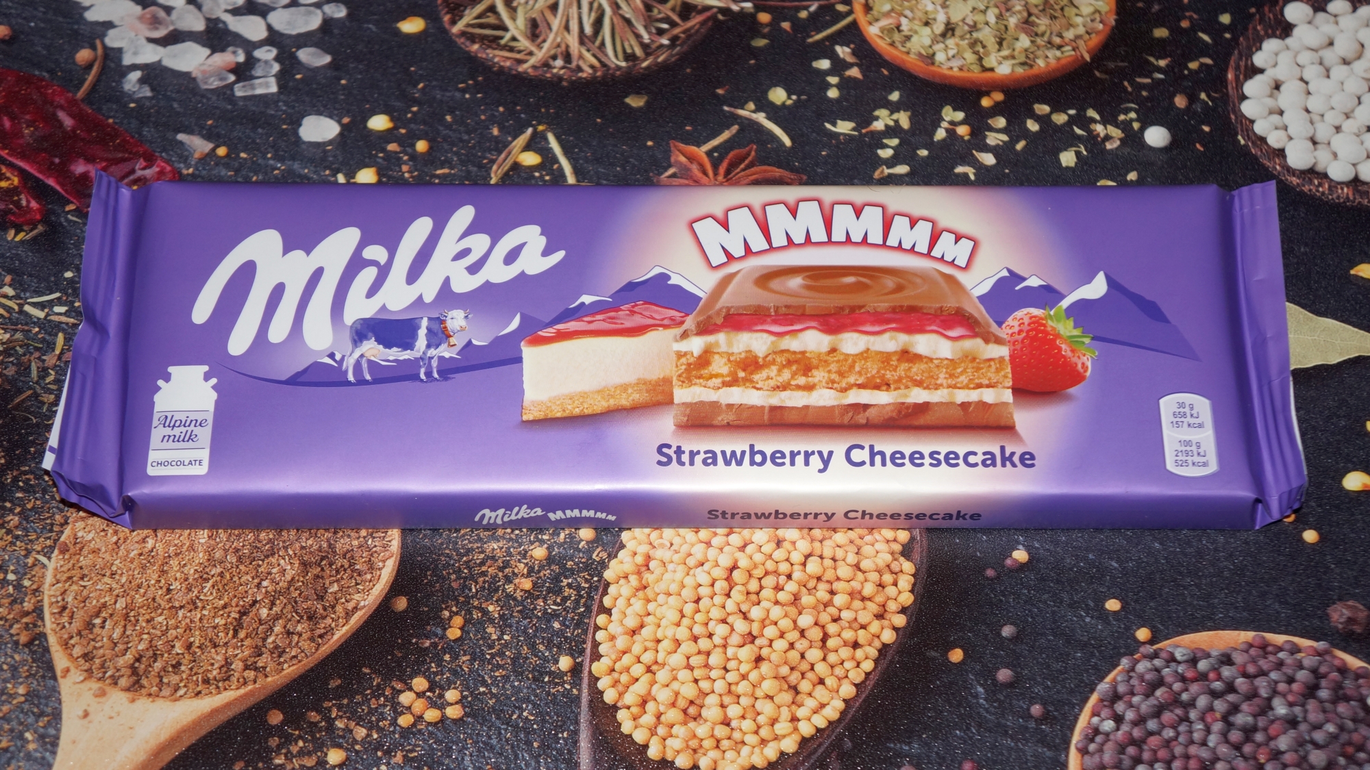 Шоколад Milka «С начинкой со вкусом чизкейка, клубничной начинкой и печеньем»