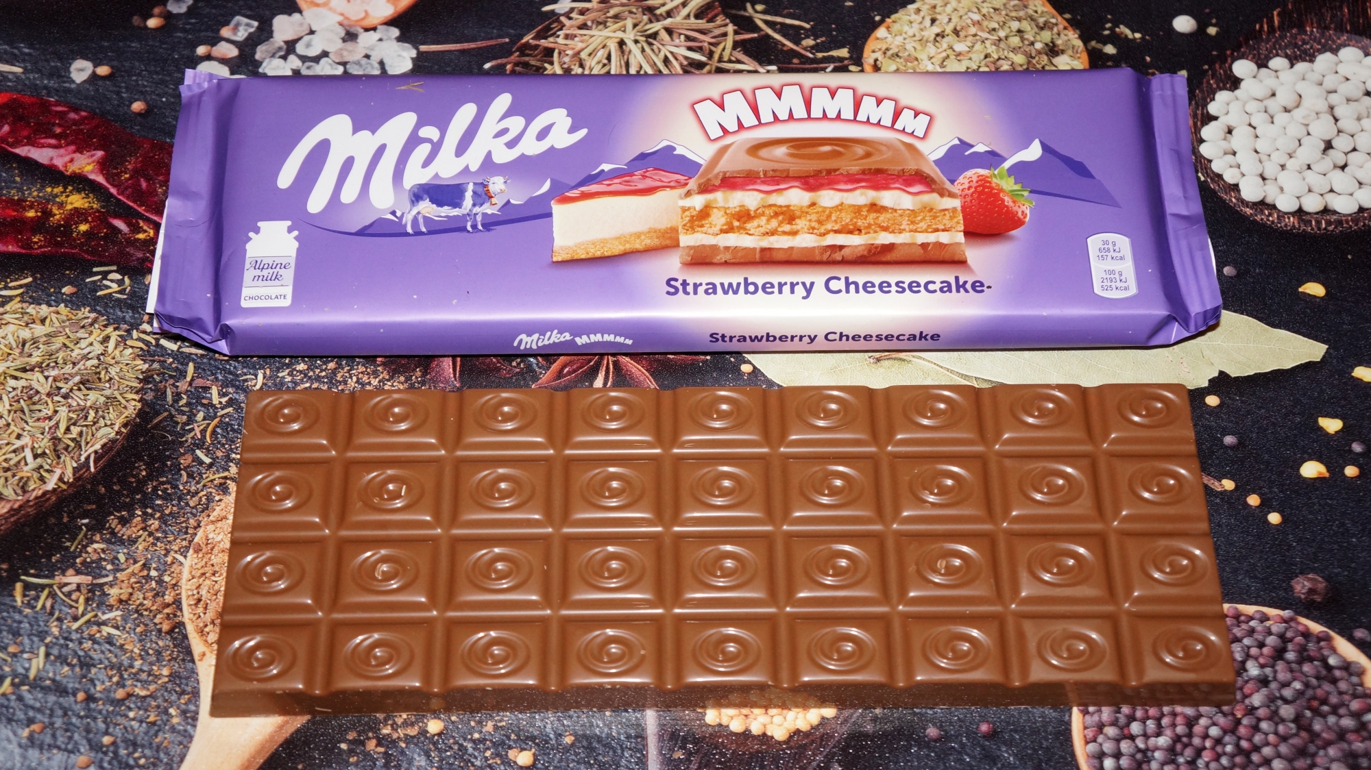 Шоколад Milka «С начинкой со вкусом чизкейка, клубничной начинкой и печеньем»
